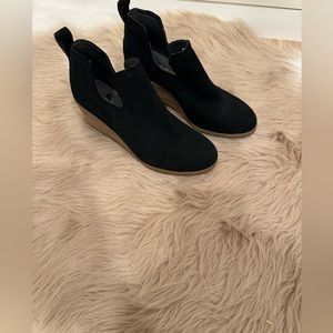 Tom’s wedge black suede